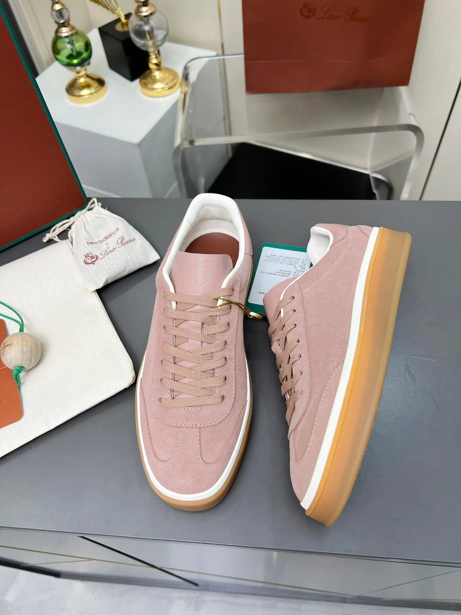 Factory price: 580💰Purchase level, high version🦅⛳️ Italy [Loro men's shoes💰iana] Tennis walk series L men's shoes💰Couple moral training shoes casual sports shoes sneakers🎁🎁 Original purchase development and production This new suede tennis shoe adopts an ultra-low design, suitable for wearing all year round👫👫 The wrapped sole creates an effortlessly attractive color combination that harmoniously blends functionality with understated style, making it the ideal shoe for urban wear. Soft calfskin tongue with Kummel color insert at the heel, embossed L Men's shoes 💰 Logo Cotton lace upper, cowhide suede sole Rubber-lined calfskin ✦ Upper: imported first-layer cowhide ➕ Customized original cowhide ✦ Lining: cowhide lining ➕ Cow leather insole ✦ Sole: Original open-molded T men's shoe 💰R ultra-lightweight outsole ✦Packaging: Original full set of packaging ✦Female size: 35--40, ✦Male size: 39--44, customized 45